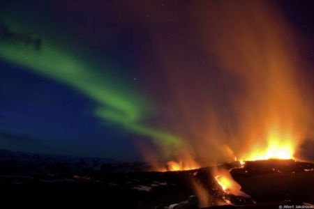 9Aurore boréale et éruption du volcan islandais