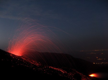 Etna_2008-juillet_explosive_nocturne2_avec-lumieres-villes